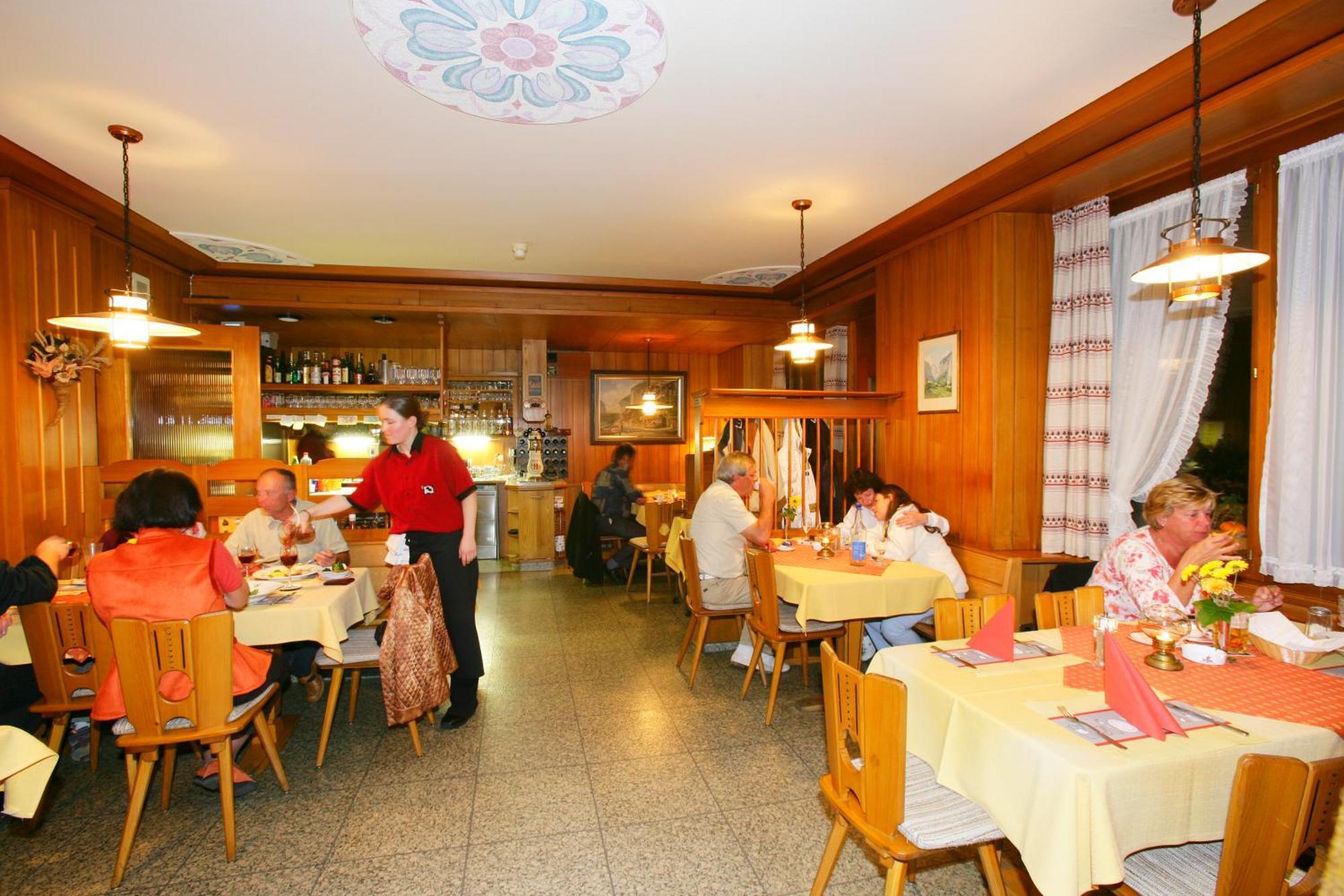 Hotel Oberland เลาเทอร์บรุนเนน ภายนอก รูปภาพ