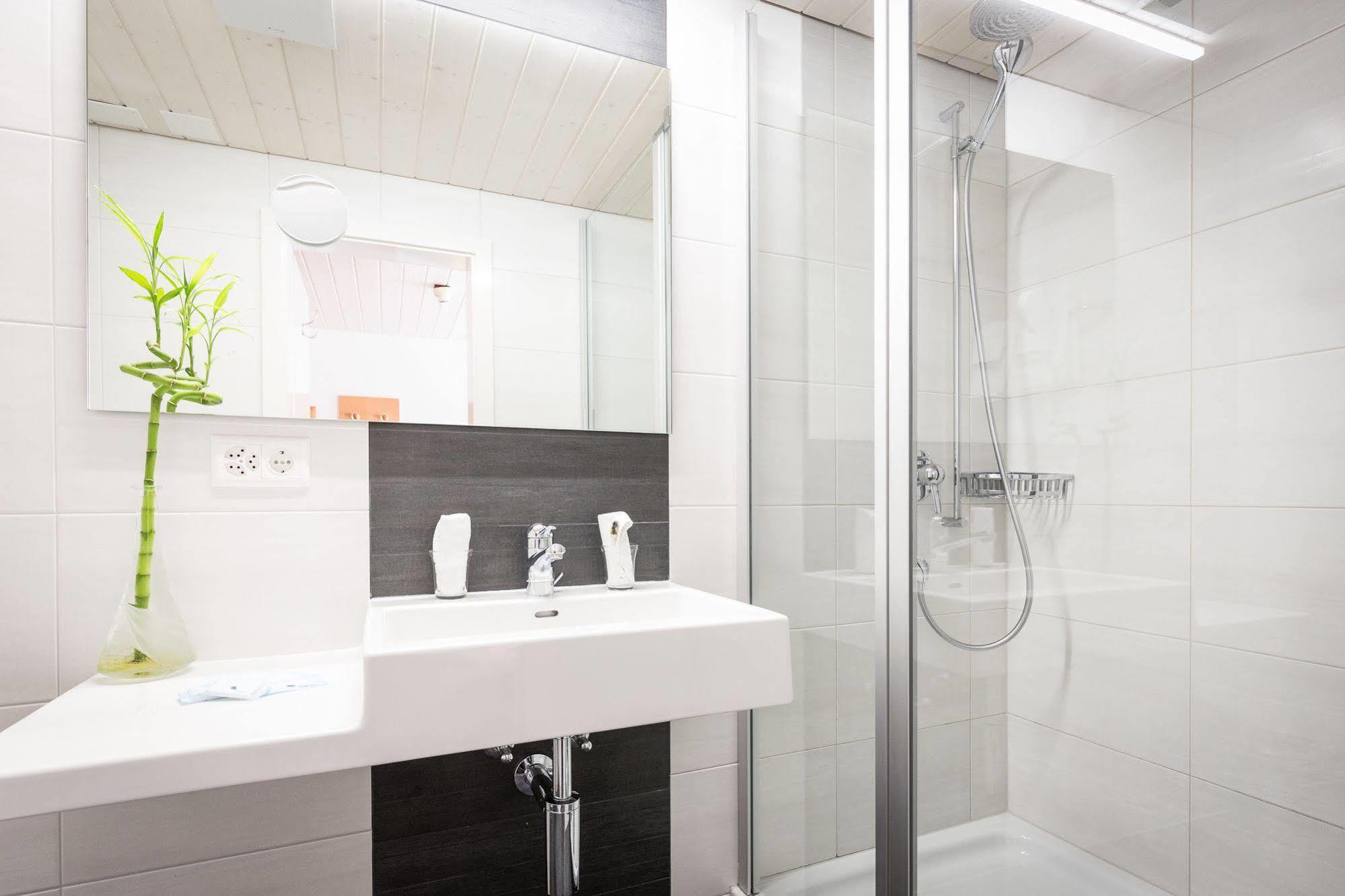 Hotel Oberland เลาเทอร์บรุนเนน ภายนอก รูปภาพ